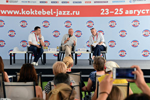 Голова Оргкомітету Міжнародного фестивалю Koktebel Jazz Party, генеральний директор МІА "Росія сьогодні" Дмитро Кисельов (в центрі) та арт-директор Міжнародного музичного фестивалю Koktebel Jazz Party Михайло Іконніков (праворуч) на прес-конференції, присвяченій відкриттю Міжнародного джазового фестивалю Koktebel Jazz Party – 2019