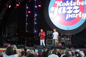 Голова Оргкомітету Міжнародного фестивалю Koktebel Jazz Party, генеральний директор МІА "Росія сьогодні" Дмитро Кисельов (ліворуч) і ведучий Ернест Мацкявічюс на 17-му міжнародному музичному фестивалі Koktebel Jazz Party